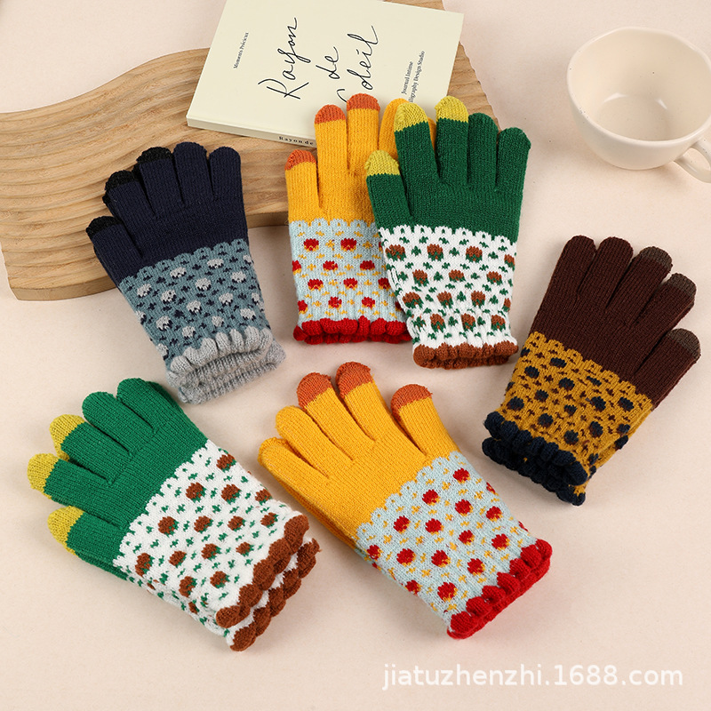 Autumn and winter gloves, warm and cute in winter, with fleece and thickening, are available for wholesale of men's and women's winter woolen knitted touch screen cycling gloves Application Scenario
