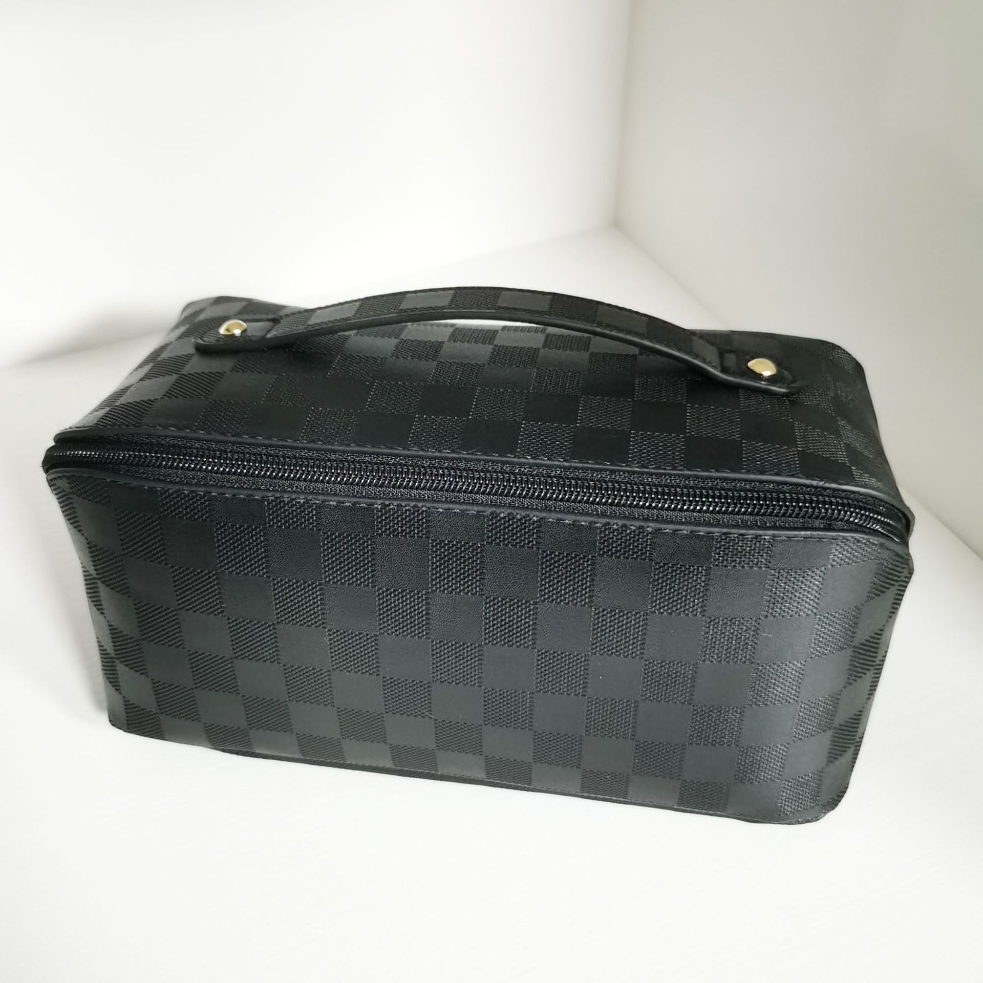 Cross-border checkerboard makeup bag, large-capacity pillow bag, 2023 new travel waterproof storage bag, portable storage Application Scenario