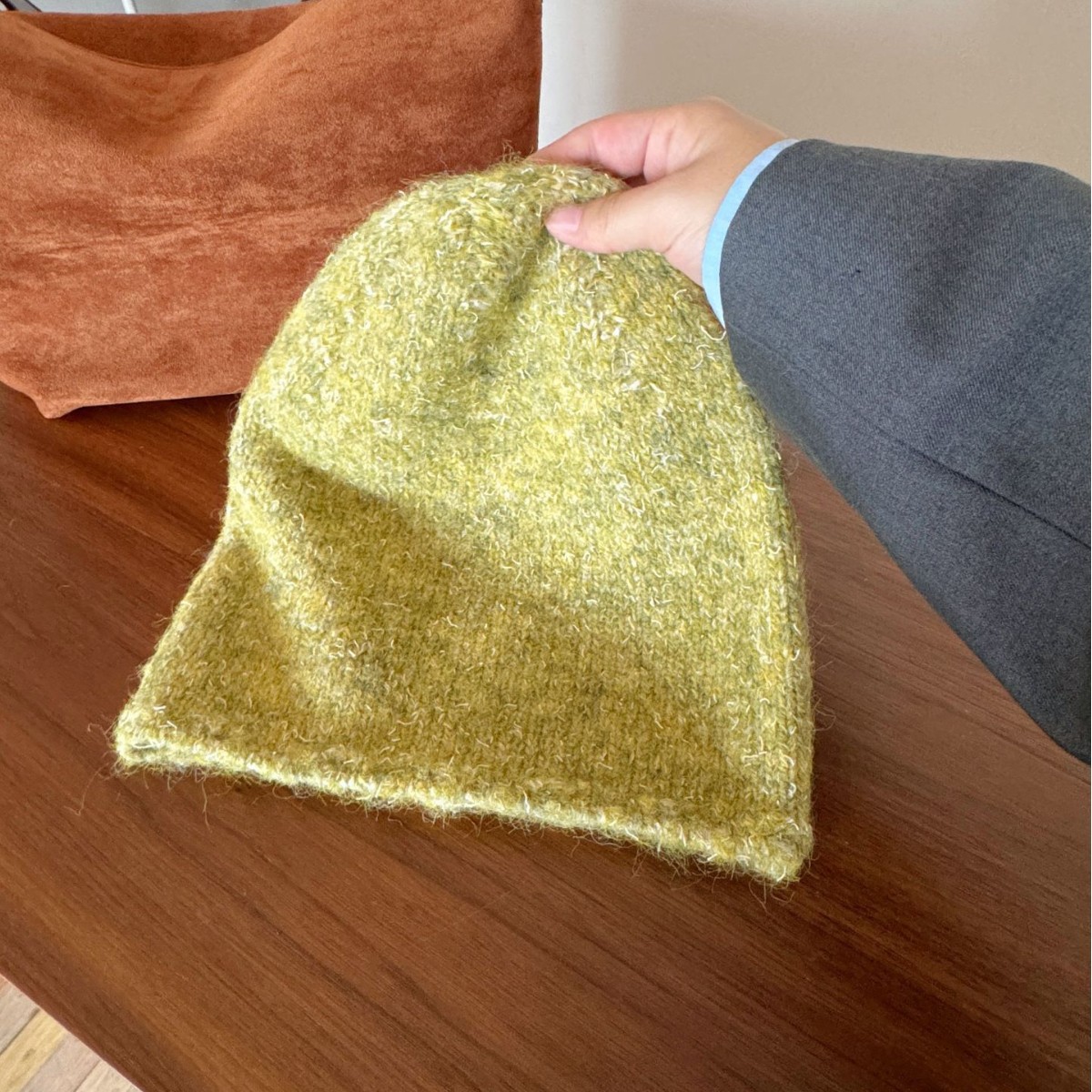 The star-style cold hat for autumn and winter, the chanel-style knitted hat, is fashionable and versatile, and can show off your face. The small bun hat is trendy and sweet details Picture