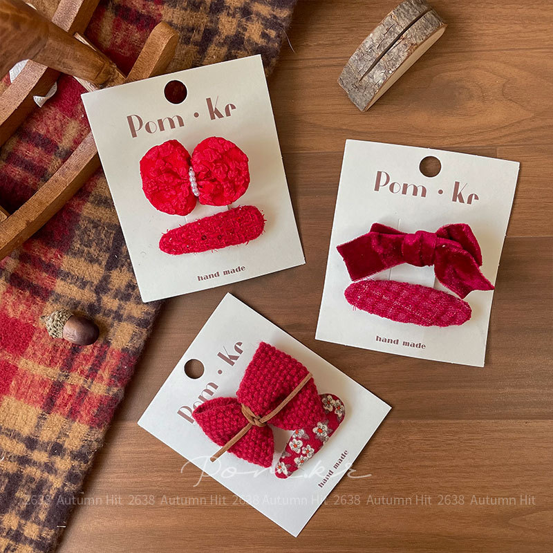New Korean-style red bow hair clips for children and girls in autumn and winter, side seamless fabric bangs, side hair clips, Pom.kr retro red handcrafted hair clips: Knitted bow bear style sweet girl autumn and winter fragrance Application Scenario