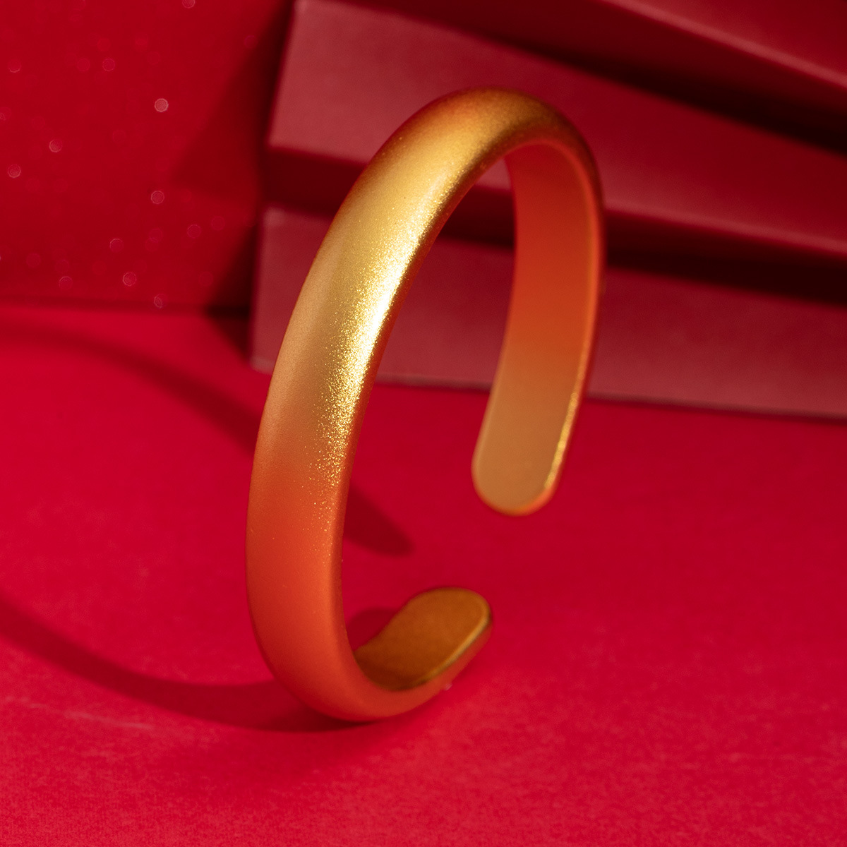 Wholesale of the same style as the gold store, ancient sand gold exquisite craftsmanship, versatile plain ring tire bracelet, copper gold-plated loach back wide face bracelet Specification image