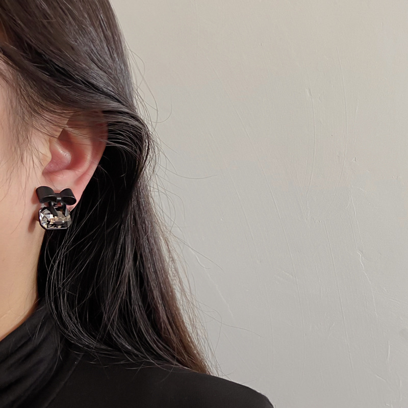 新款黑色蝴蝶结耳钉女冷淡风简约耳饰韩版气质时尚通勤耳针饰品