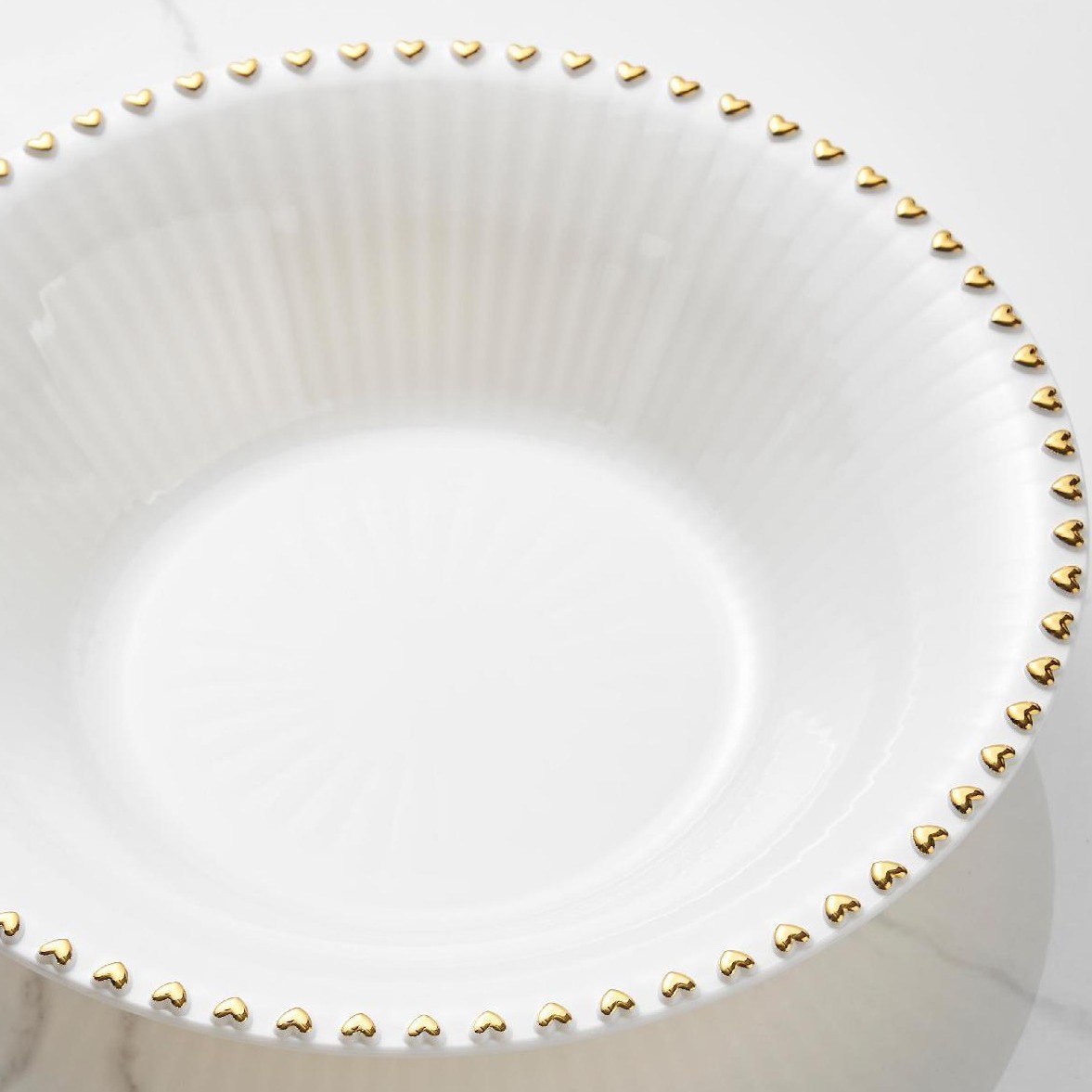 Covered bread plate, fruit plate, home living room coffee table, snack plate, heart-shaped gold edge new desktop storage Application Scenario