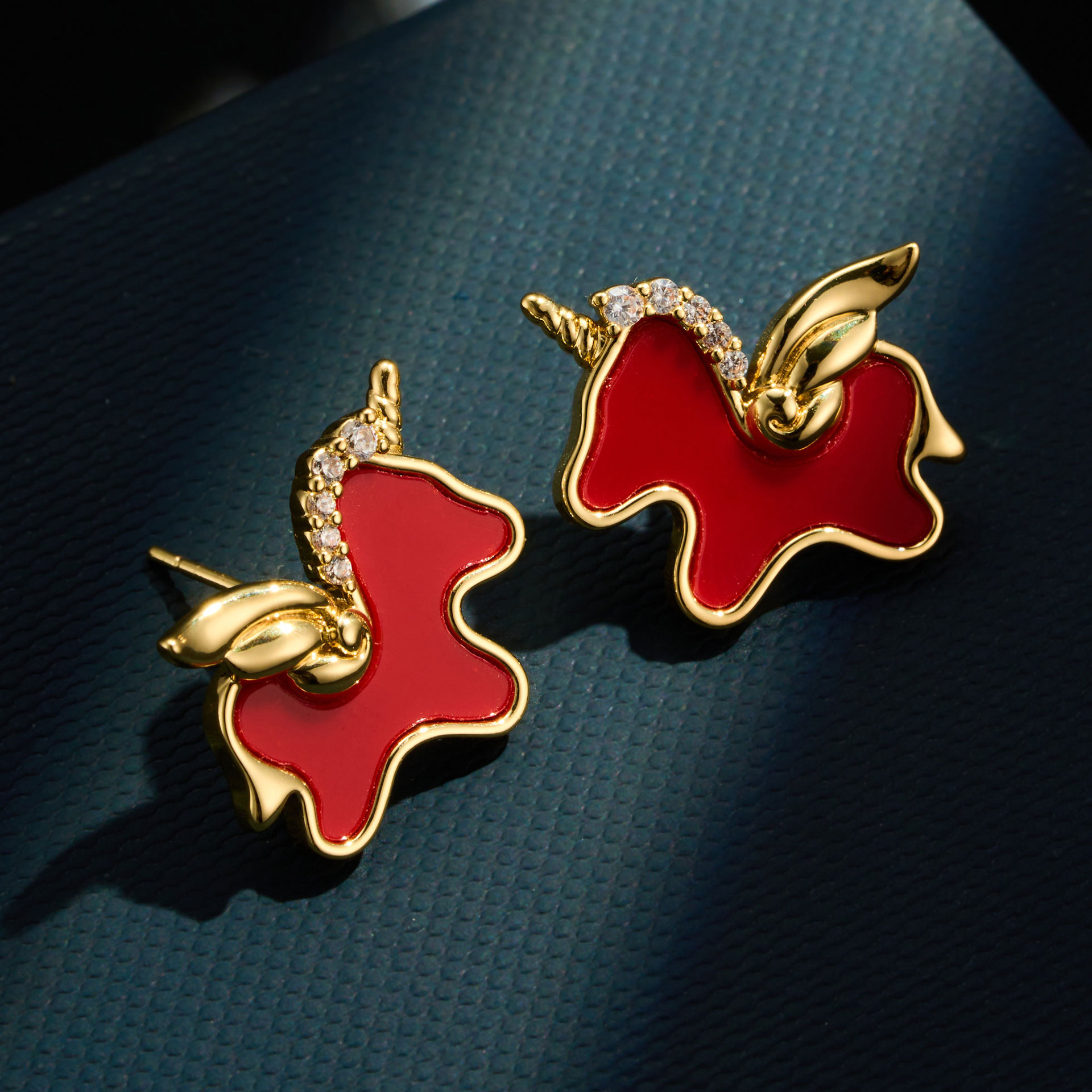 Luz de lujo lindo rojo lámina unicornio pendientes aleación de cobre oro real chapado con circonitas s925 agujas de plata para mujeres orejeras Application Scenario