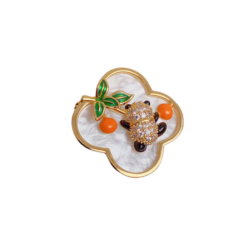 The new Chinese-style "Shi Shi Yi Ruyi" board bear Four-leaf flower brooch is a personalized, light luxury, versatile and high-end accessory Application Scenario
