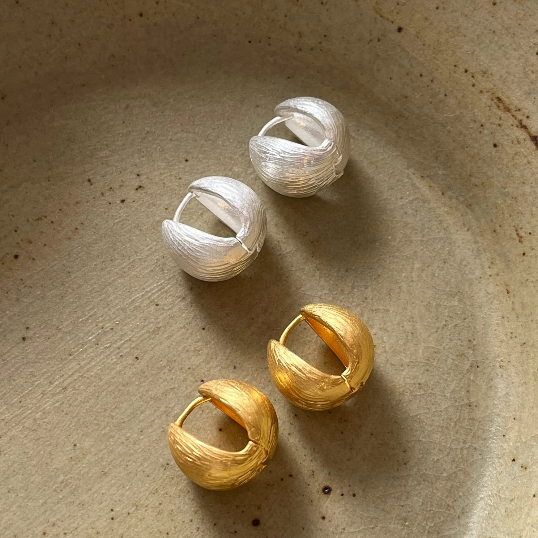 Korean-style personalized, fashionable, retro and simple patterned geometric ear buckles, niche, light luxury, versatile, high-end and cold style earrings details Picture