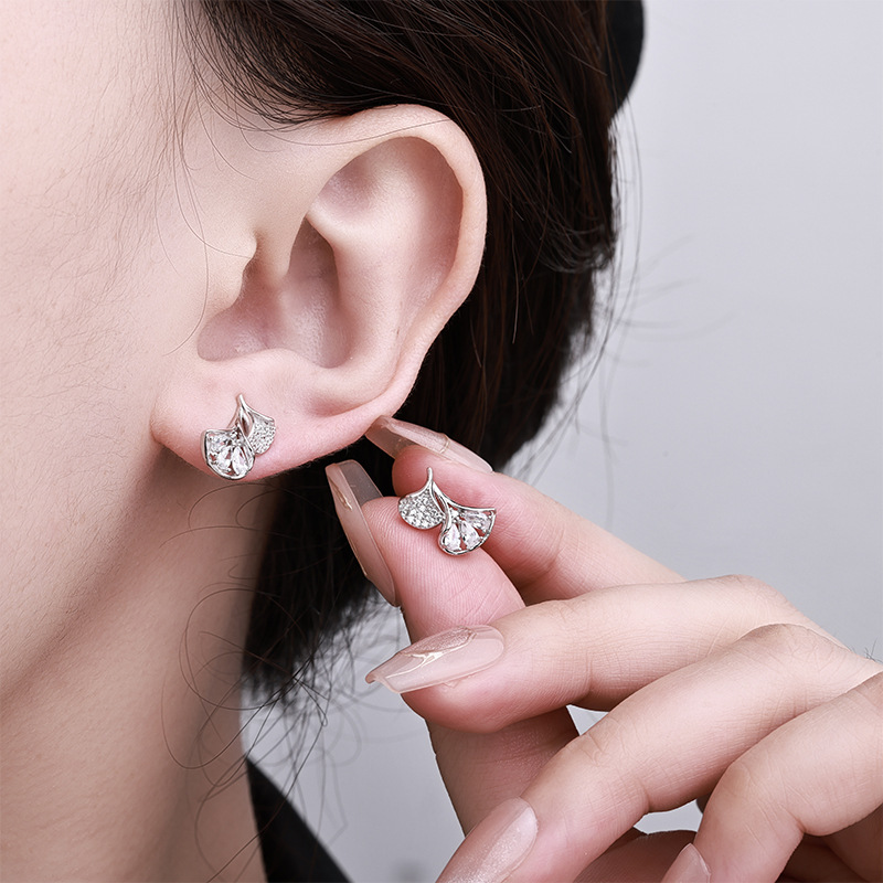 Zhuoheng selects the 2026 new diamond-encrusted ginkgo leaf women's niche and simple earrings, elegant and design-savvy earrings, s925 sterling silver stud earrings