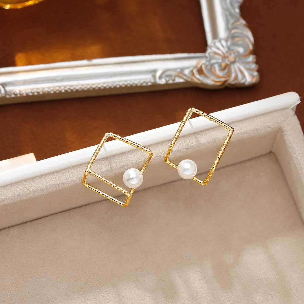 Hyacinth Korean minimalist style stud earrings, internet-famous, super fairy-like, versatile pearl earrings, fashionable and versatile geometric earrings Application Scenario