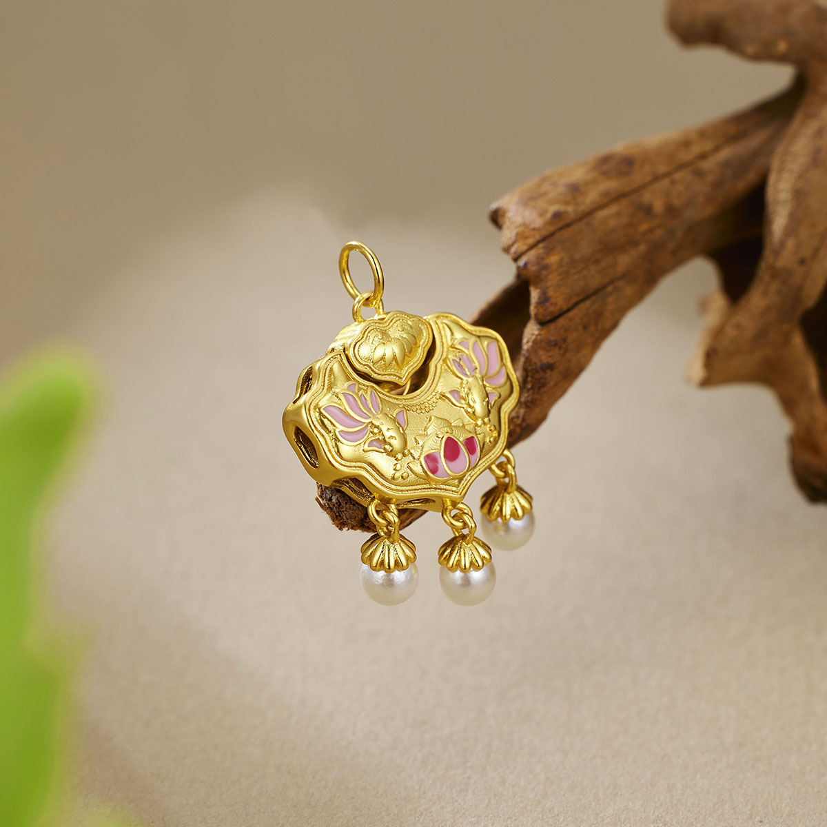 Copper gold-plated and blue-burned ten-mile red makeup copper pendant, koi fish ruyi lock pendant, DIY original innovative Chinese style versatile style Application Scenario