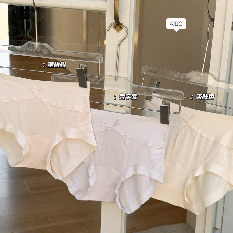 The new Spring and Autumn minimalist soft cotton underwear for women features a mid-high waist, breathable and hip-lifting design, and a simple Japanese-style triangular waistband Application Scenario