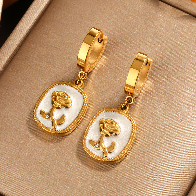 Korean-style pearl stud earrings, high-end ear clips, heart-shaped flower versatile earrings, women's jewelry wholesale Application Scenario