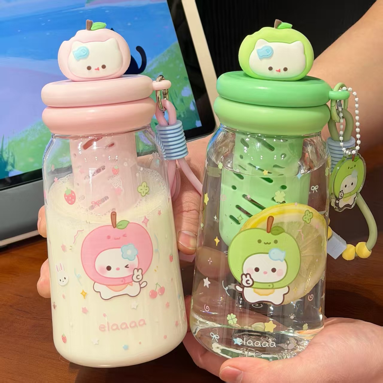 软萌水果头塑料水杯耐摔大容量粉绿撞色少女心设计上学通勤便携杯