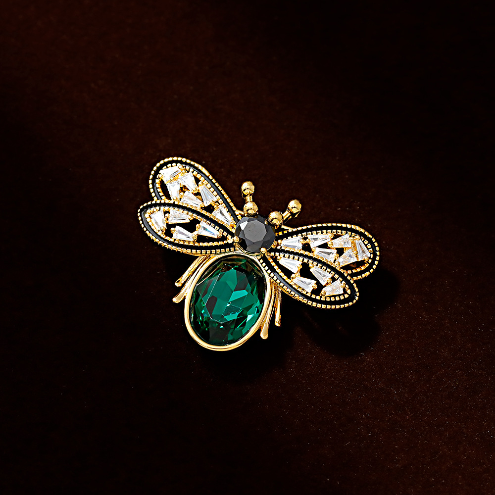 Hyacinth cute bee brooch, high-end women's exquisite brooch, Chinese-style coat suit accessory, design sense, anti-glare pin buckle