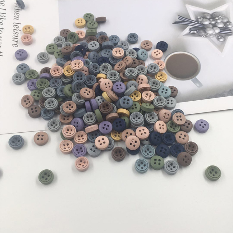 Factory direct sales of four-eye solid line wooden buttons for children's hats, wooden handcrafted diy buttons for trousers Application Scenario