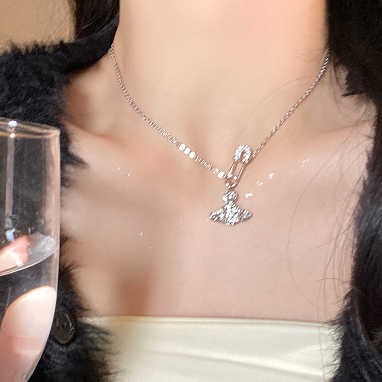 Titanium steel non-fading Western-style queen necklace, pearl Saturn paperclip pendant, light luxury niche accessory, high-end accessory