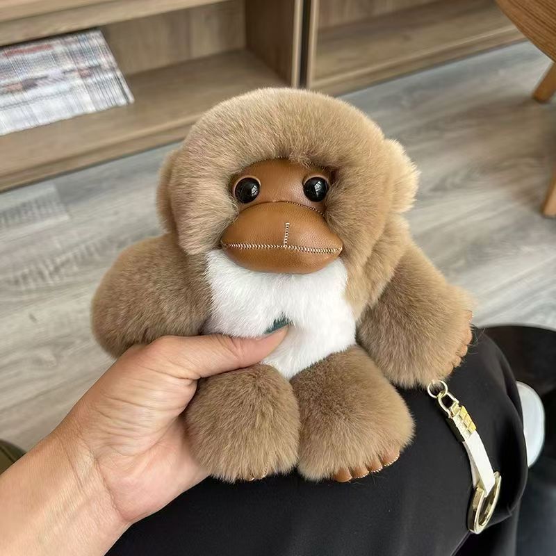 仿獭兔毛可爱幸运小猴子长臂猴包包挂件毛绒后视镜汽车挂饰萌趣白底实物图