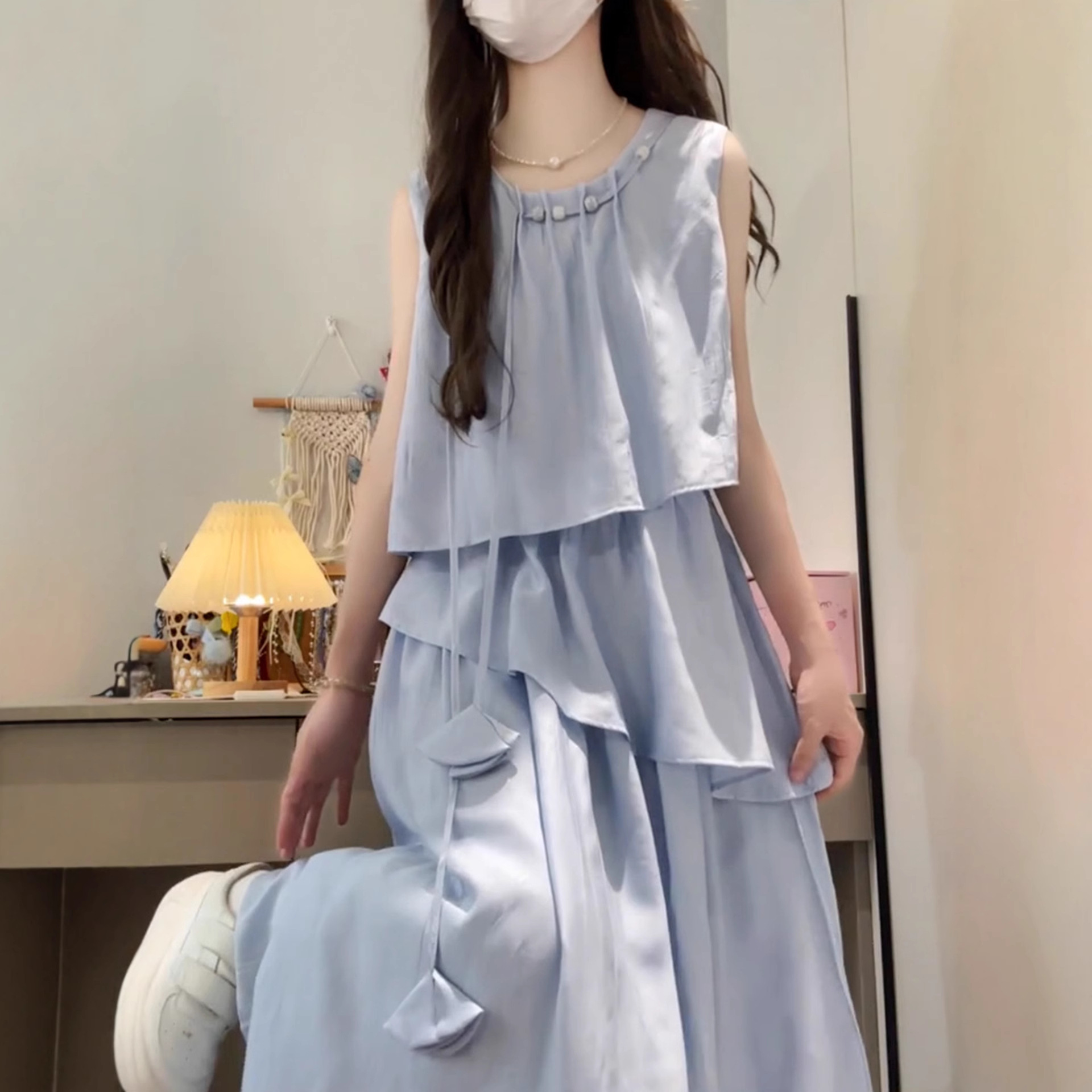 A stunning, petite blue dress for children's summer 2025 new style, a stylish sleeveless long dress look