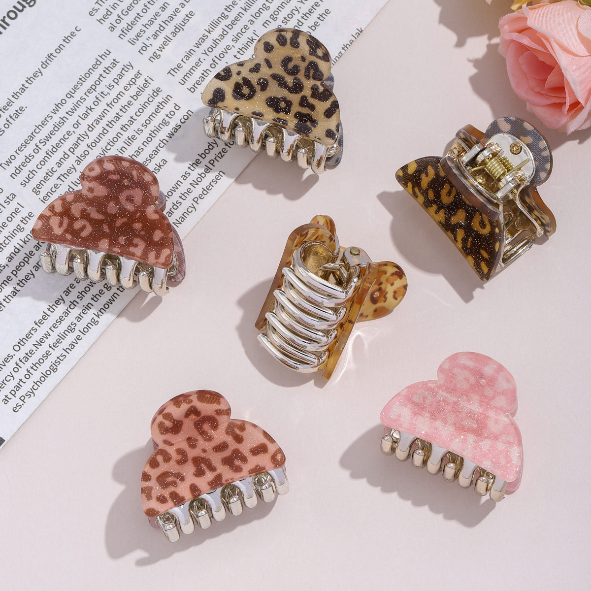 Cross-border European and American leopard print fabric plate hair clips, acrylic semi-tied hair clips, women's top clips, bangs hair clips, medium and small hair accessory manufacturers Application Scenario