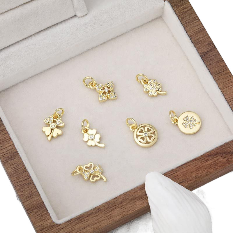 Wholesale and direct sales of popular copper-inlaid zircon four-leaf clover pendants, necklaces, bracelets and collarbone chains from Europe and America Item Picture