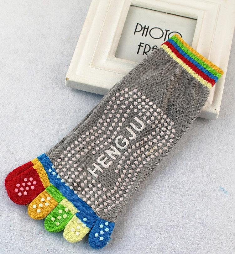 Wholesale of new spring and autumn fashionable, sporty and casual women's yoga socks with color-blocking health care and deodorizing five-toe socks Application Scenario