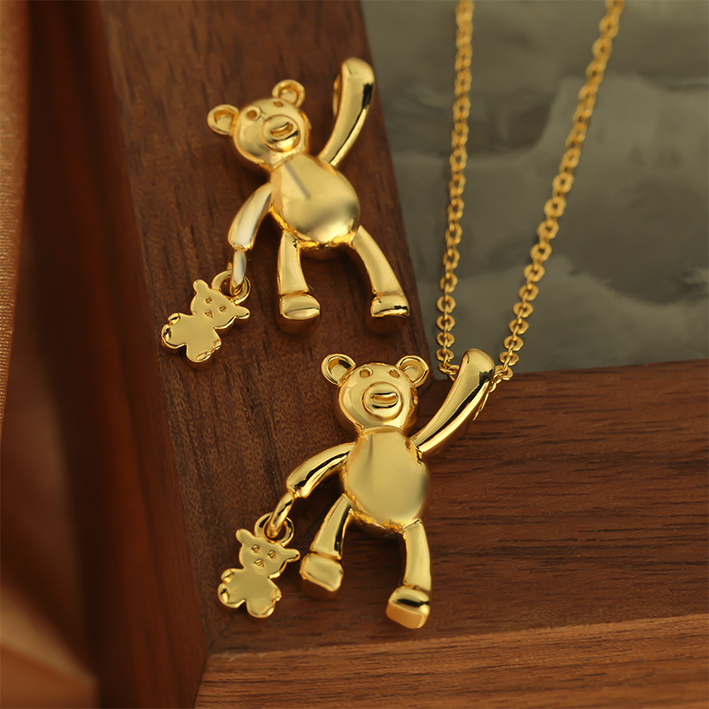 Fashionable women's versatile necklace, creative bear pendant, copper-plated real gold, fashionable necklace, wholesale of internet-famous accessories full figure