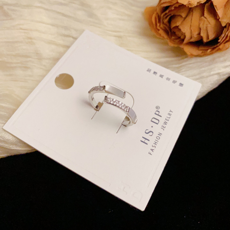 This is a unique, fashionable and simple design zircon mother-of-pearl open ring with a touch of luxury and sophistication for women. It is an adjustable index finger ring details Picture