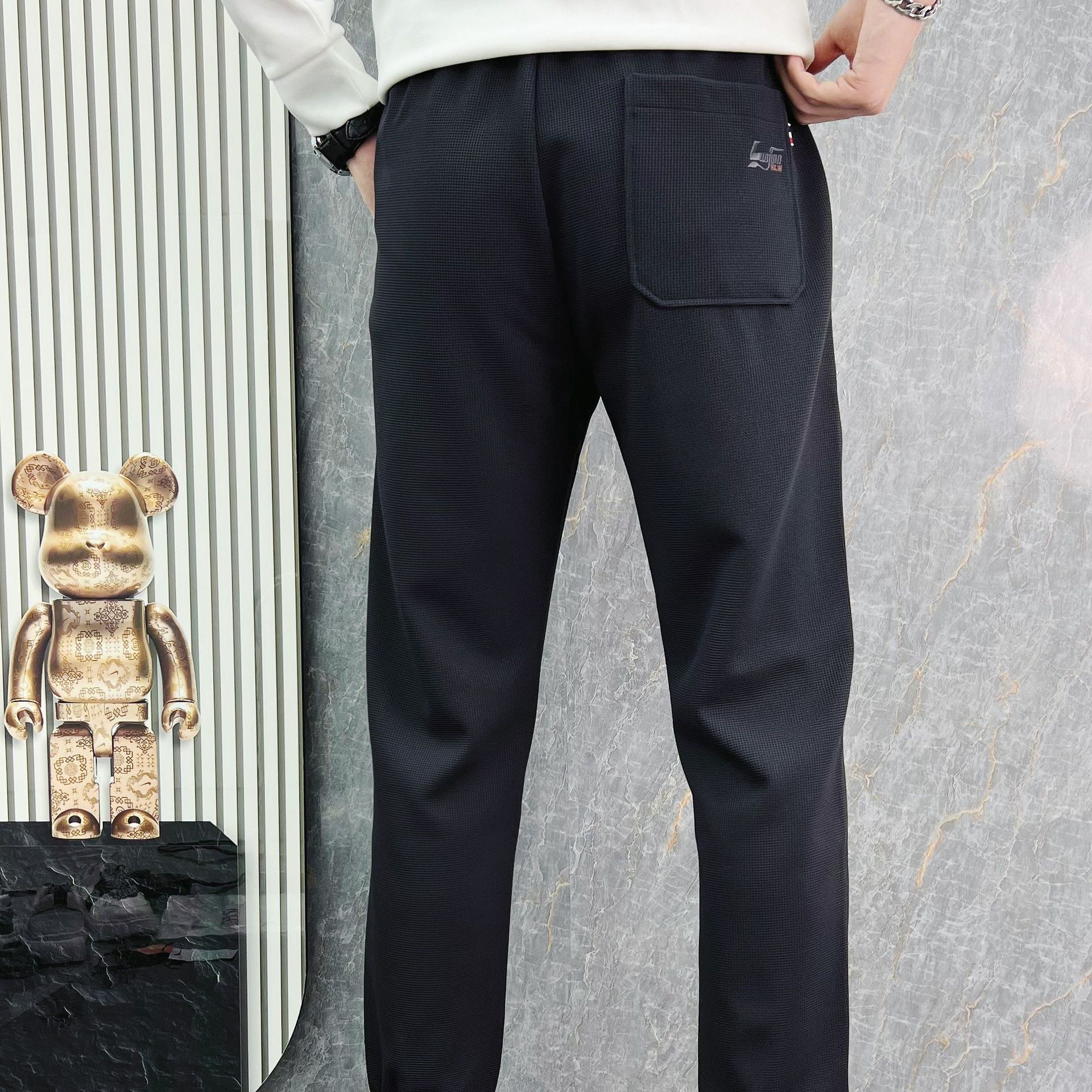 Factory direct sales of new autumn and winter loose, tight-fitting workwear sweatpants, men's thickened casual pants, trendy badges Specification image