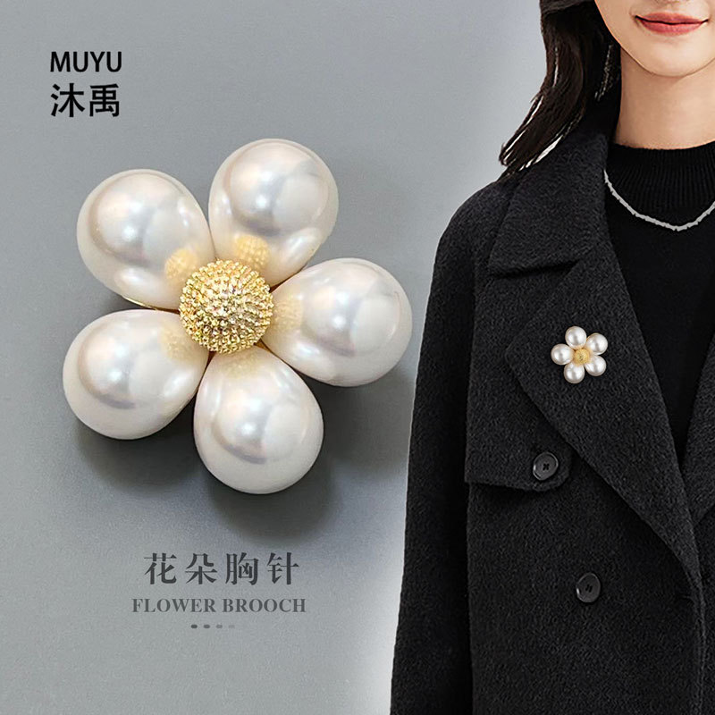 French high-end white flower brooch, women's fashion light luxury style flower brooch new product pearl flower pin accessory details Picture