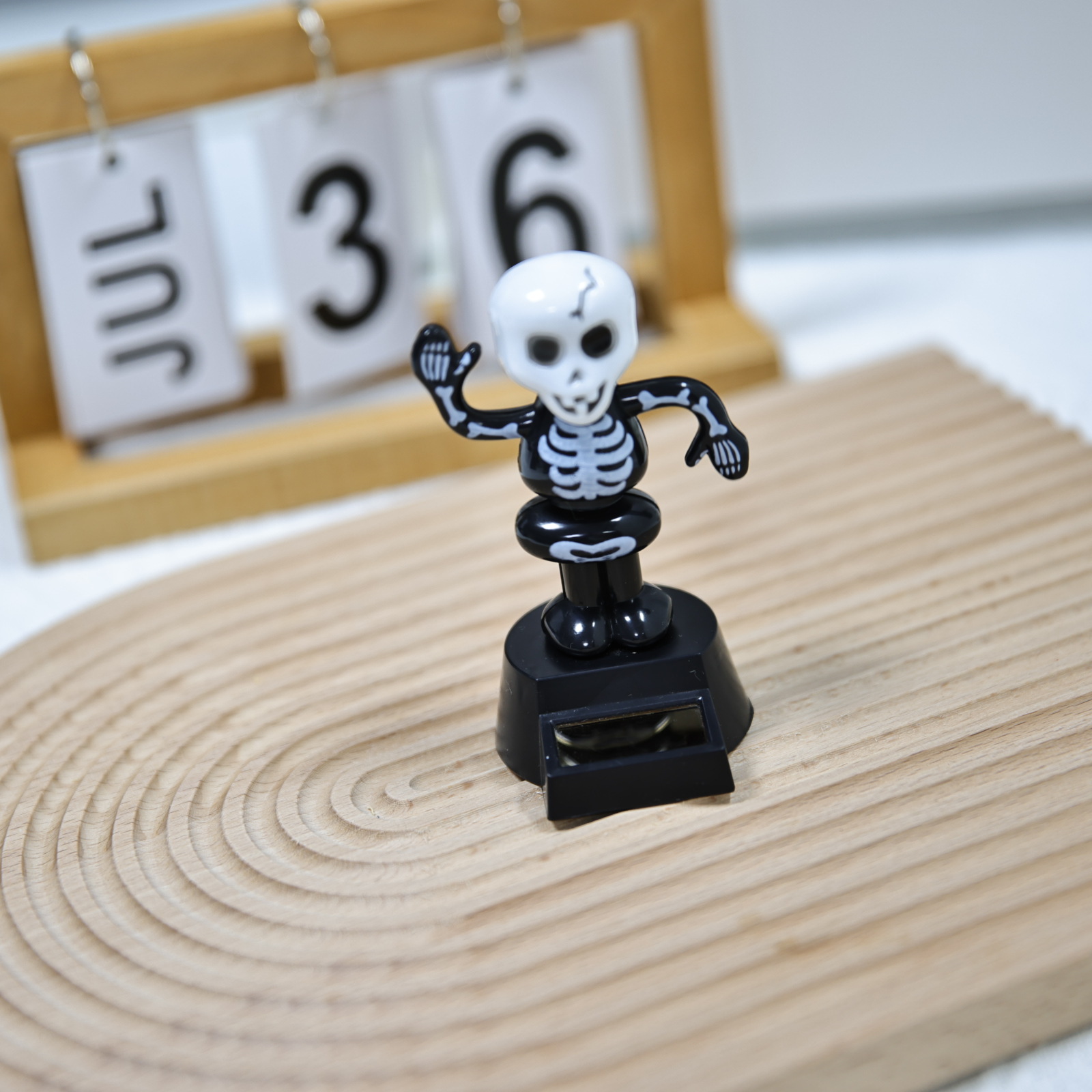 Cross-border new product solar automatic car rocker Halloween gift Electric Shock Little Ghost Solar figure-piece