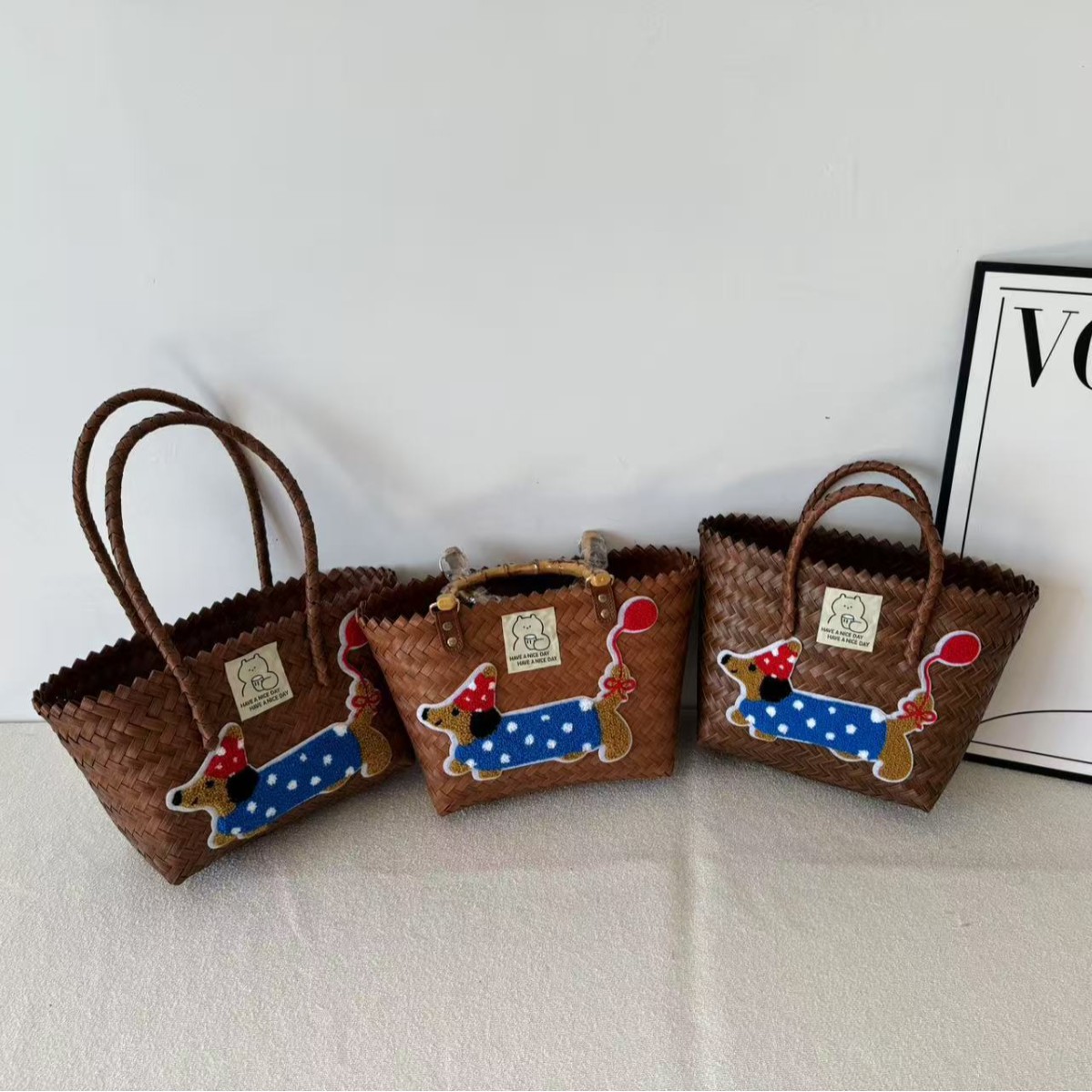Cross-border bamboo weaving bag, Dachshund striped straw weaving bag, retro woven vegetable basket, rattan weaving handbag, commuter tote bag, single-shoulder bag, handcrafted bamboo weaving bag Application Scenario
