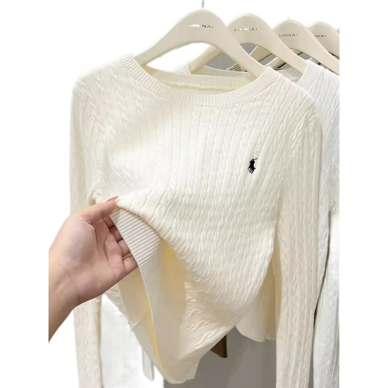A loose embroidered knitted base layer for women can be paired with a new autumn and winter stylish long-sleeved white sweater with a twist pattern Application Scenario