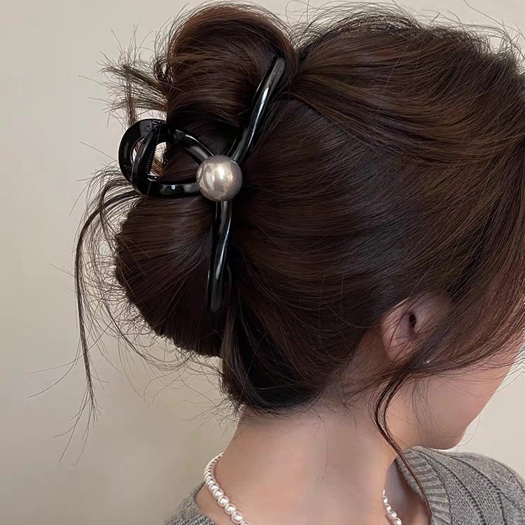 The 2025 new black hair clip for women exudes a high-end and elegant charm. It features a large volume of hair at the back of the head and a shark clip for women Application Scenario