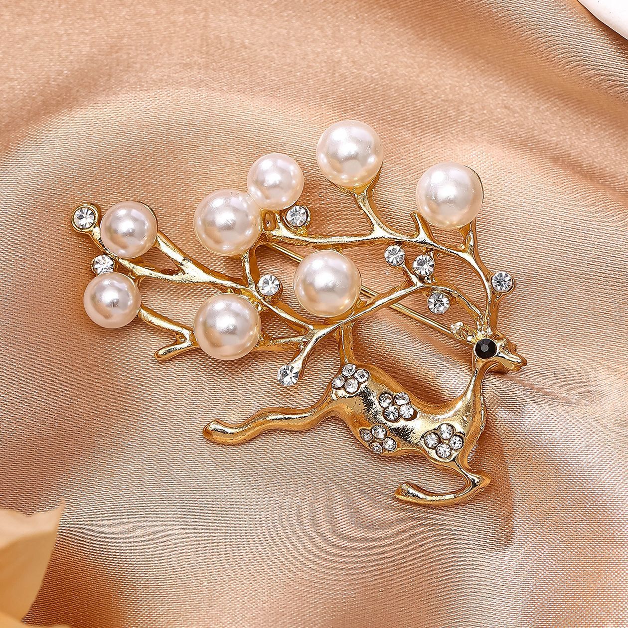Pearl deer brooch, feminine charm, versatile suit, brooch, brooch, new Christmas fashion accessory, high-end accessory Application Scenario