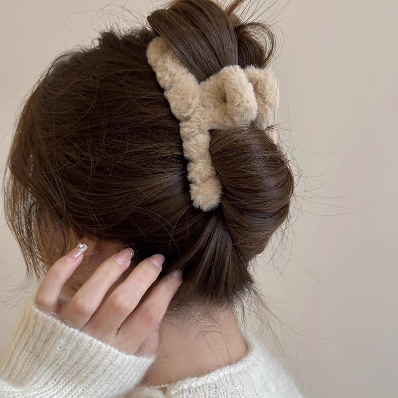 This is a new large-sized cross-fleece hairpin for women in autumn and winter, featuring a generous amount of shark clips and a high-end look. It is a headpiece for the back of the head details Picture
