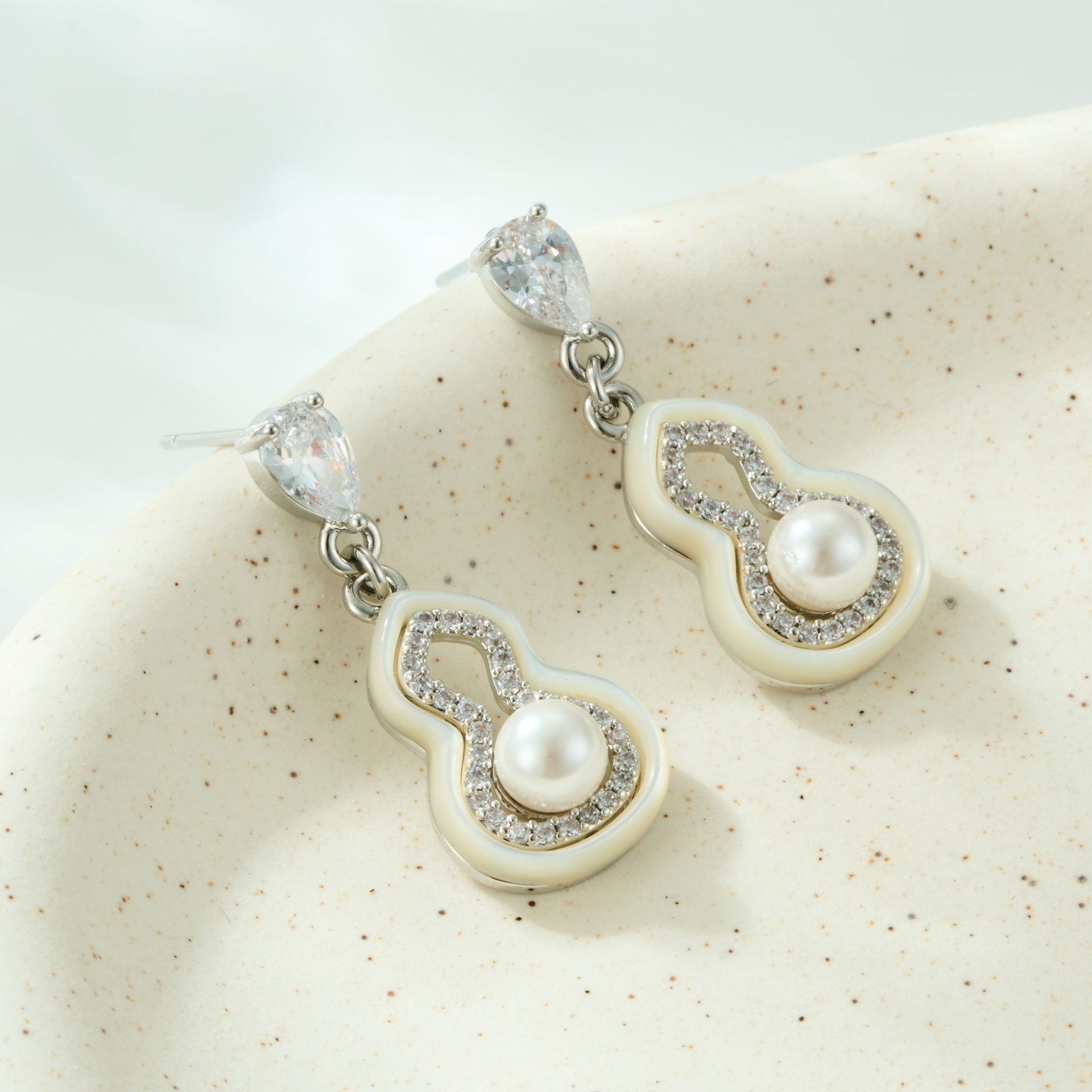 Chinese-style light luxury natural mother-of-pearl gourd ear studs, copper alloy micro-inlaid zircon s925 silver needle high-end earrings and pendants Chinese-style light luxury natural mother-of-pearl gourd ear studs, copper alloy micro-inlaid zircon s925 silver needle high-end earrings and pendants