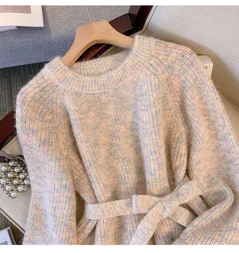 Korean large-sized round-neck knitted sweater for autumn women's wear, laid-back style, slightly plump girls look slimmer, mid-length waist-cinching pullover sweater Application Scenario