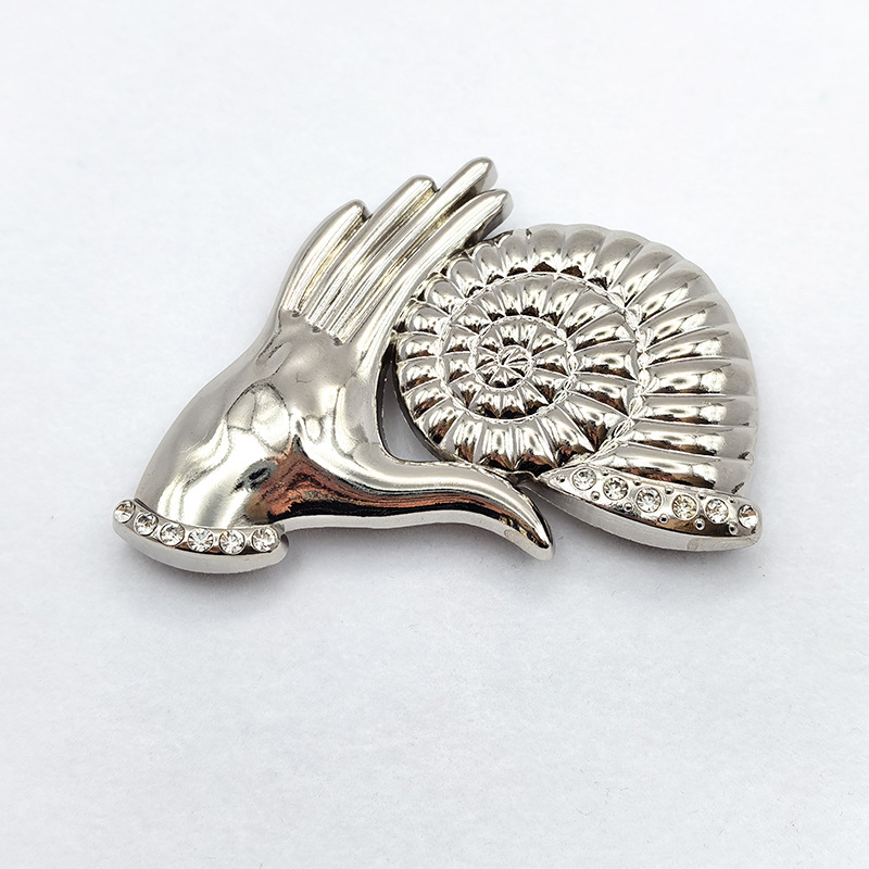 The irregular-shaped metal swimsuit buckle gives a light luxury and high-end feel. The swimsuit decorative buckle and the chest connection buckle are designed in a European and American style Application Scenario