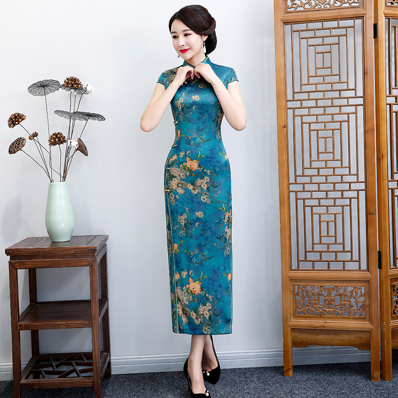 A new Chinese-style long cheongsam in the Republic of China era, with a traditional Chinese style, has been improved for young women. It exudes a sense of luxury and is a retro, slimming fashion show style