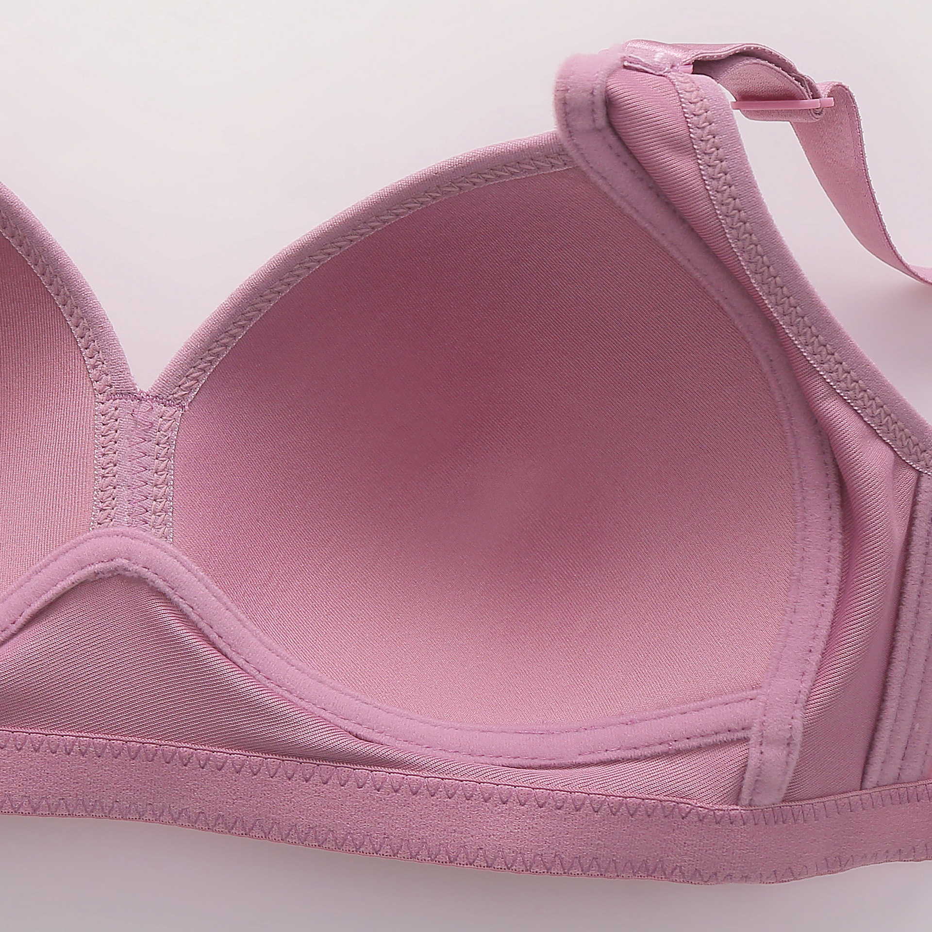We are in stock of large-sized, thin polyamide three-breasted underwear bras for middle-aged and elderly people without steel rims Application Scenario