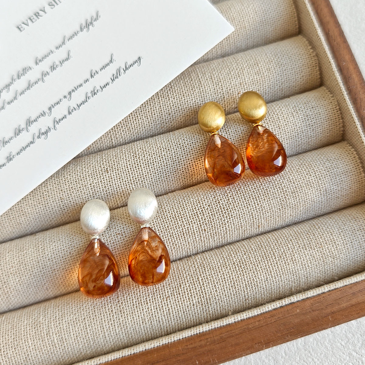 French retro, simple and elegant style, leopard print amber geometric U-shaped stud earrings, women's light luxury and fashionable commuting earrings