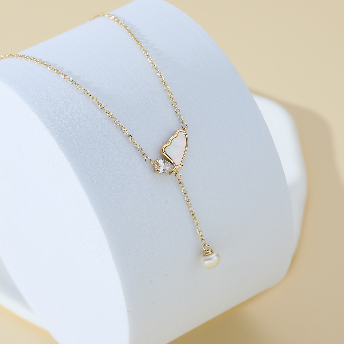 New copper-plated real gold tassel necklace for women, exquisite auspicious cloud shell collarbone chain, trendy necklace wholesale Application Scenario