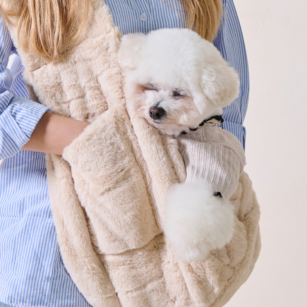 This portable single-shoulder pet bag is convenient for going out. It is a fashionable solid-color pet bag details Picture