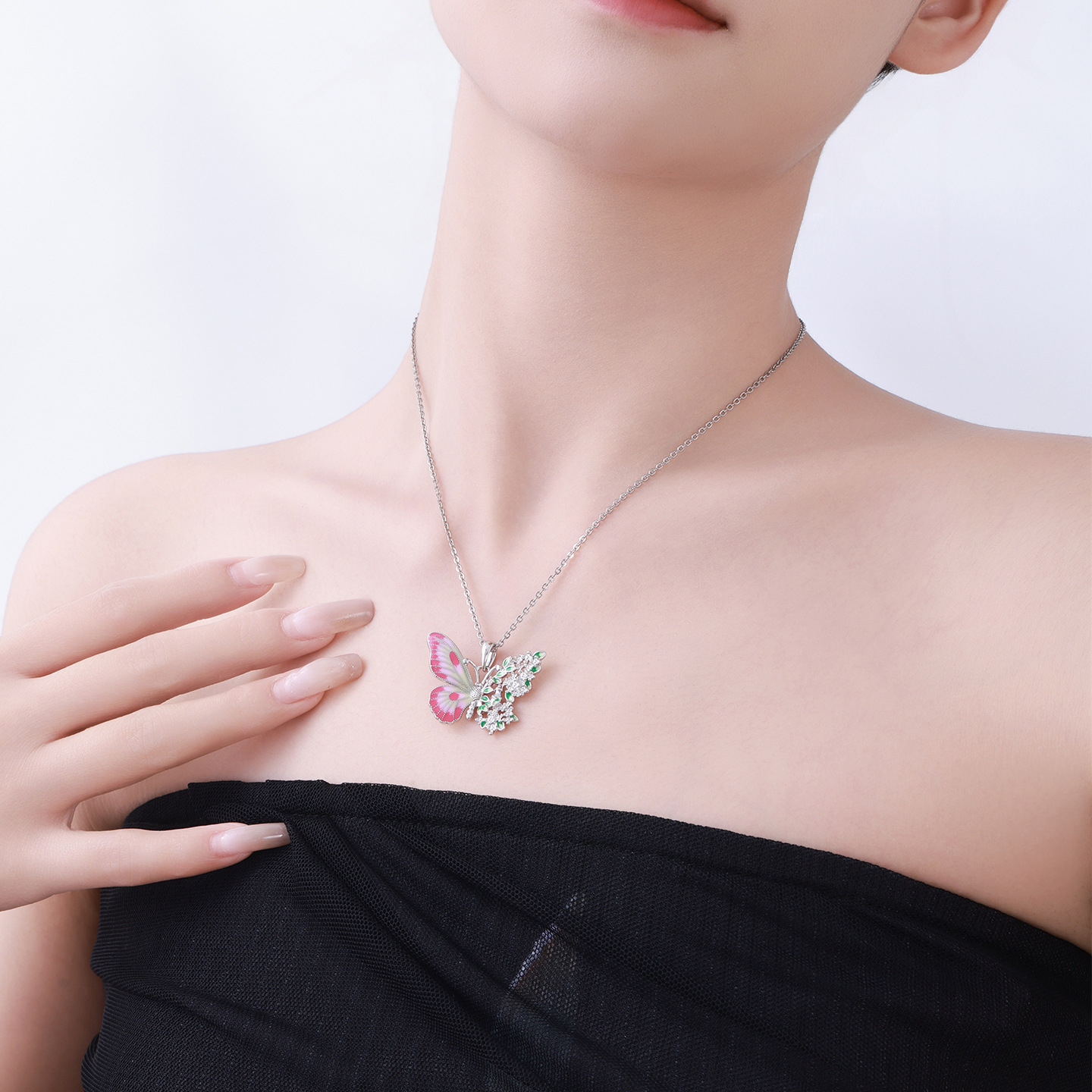 The Xuping enamel color exquisite and elegant half-sided hollowed-out butterfly pendant necklace features a niche design and a sense of high-end luxury details Picture