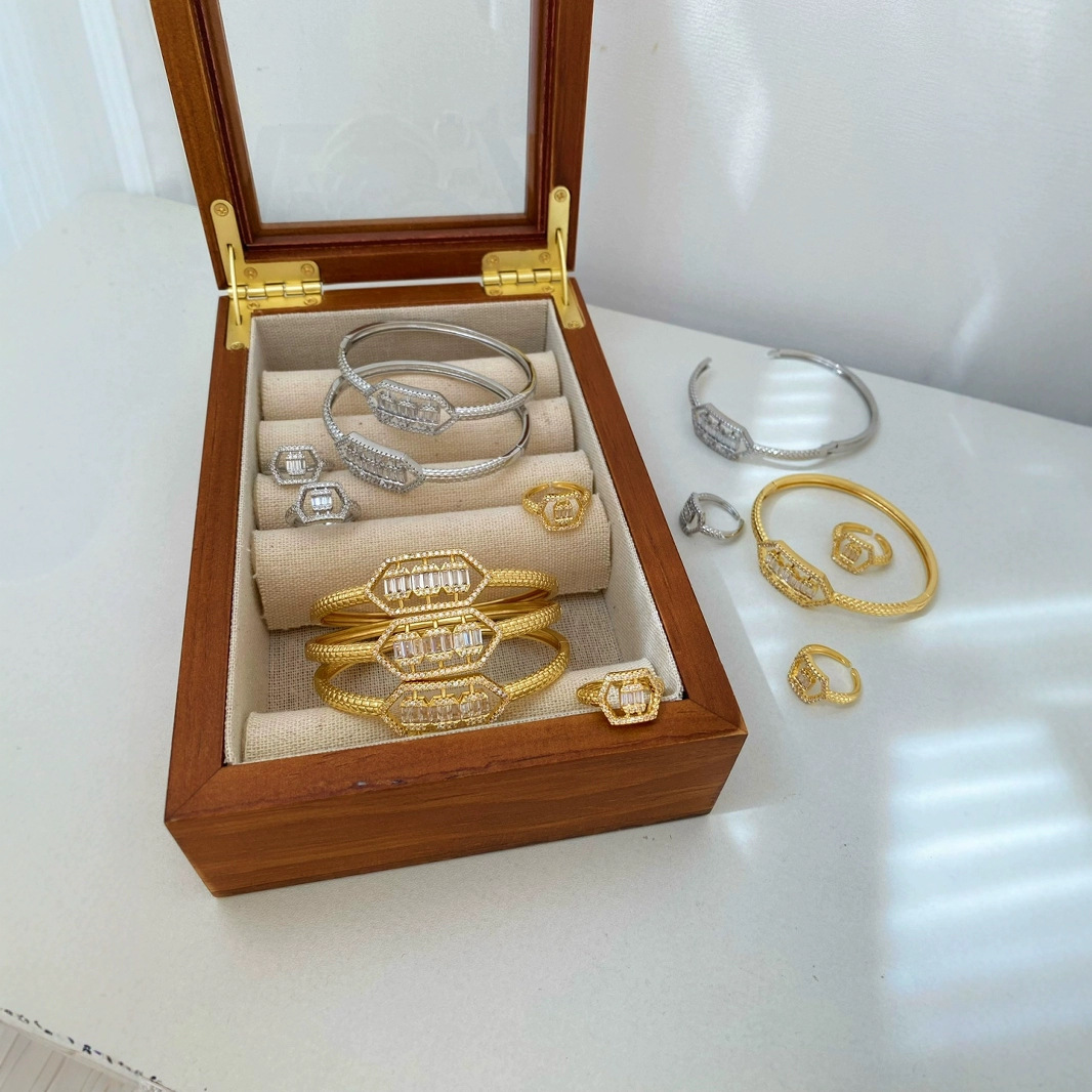 A new French hexagonal zirconium-inlaid copper 18K gold-plated, fashionable and simple adjustable geometric bracelet and ring set Application Scenario