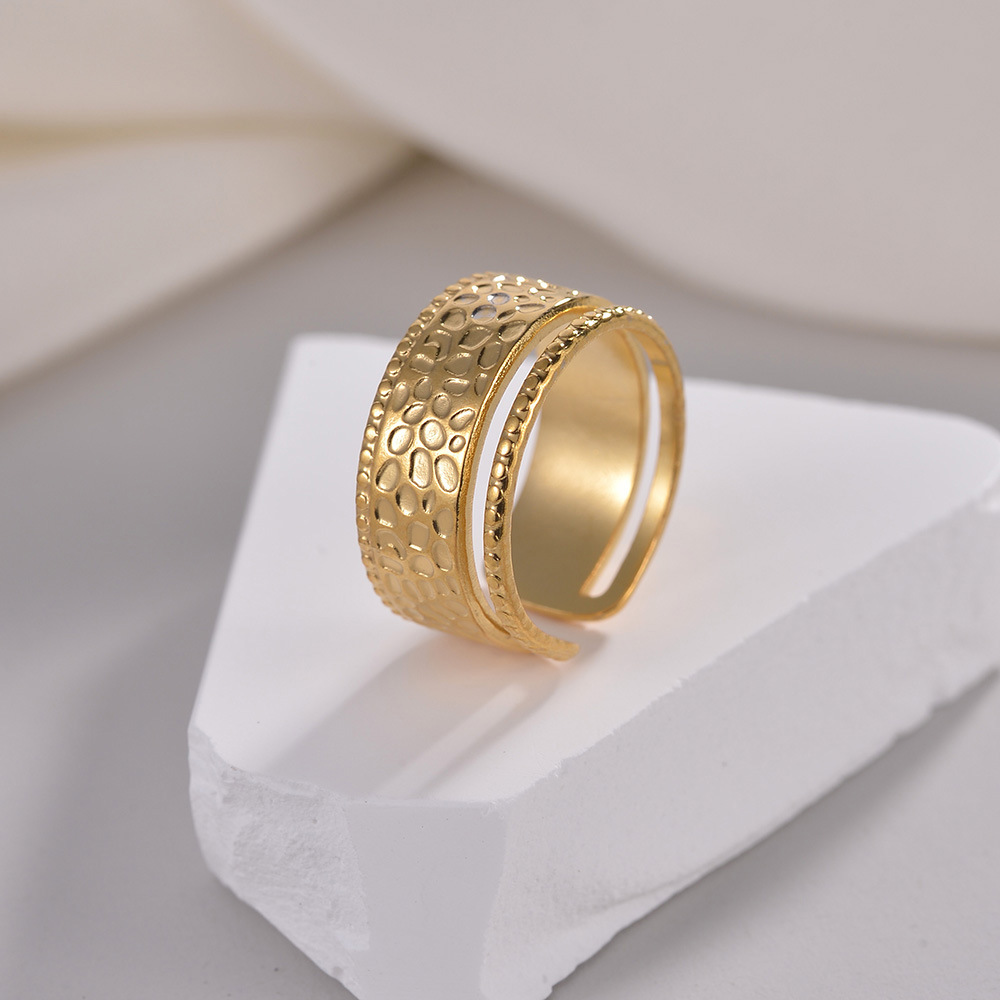 A popular cross-border product from Europe and America, Shein, on Amazon, is a hydraulic movable ring with adjustable hammering patterns for women, made of titanium steel details Picture