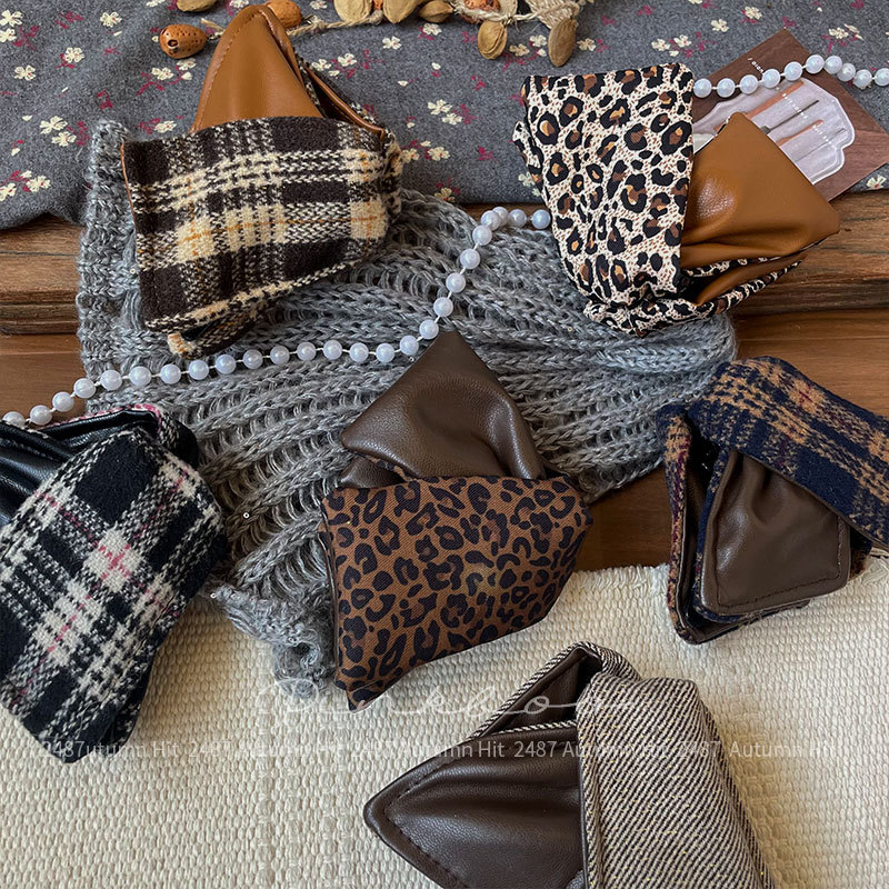 New Korean autumn checkered grab clip, elegant triangular leopard print back hair clip, retro shark clip hair accessory, women's pinkboo retro patchwork hair accessory set, leopard print checkered leather, autumn and winter fashionable texture all the way Application Scenario