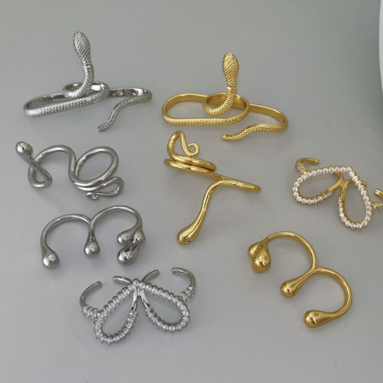 The exaggerated and irregular double-ring water drop snake ring from Europe and America exudes a sense of sophistication and simplicity for women. It is a double-finger opening ring full figure