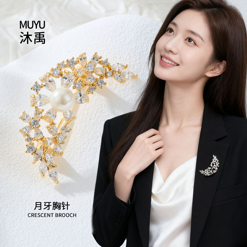 The light luxury and high-end two-color star and moon brooch with copper micro-inlaid zircon is exquisite and versatile, suitable for both men and women details Picture