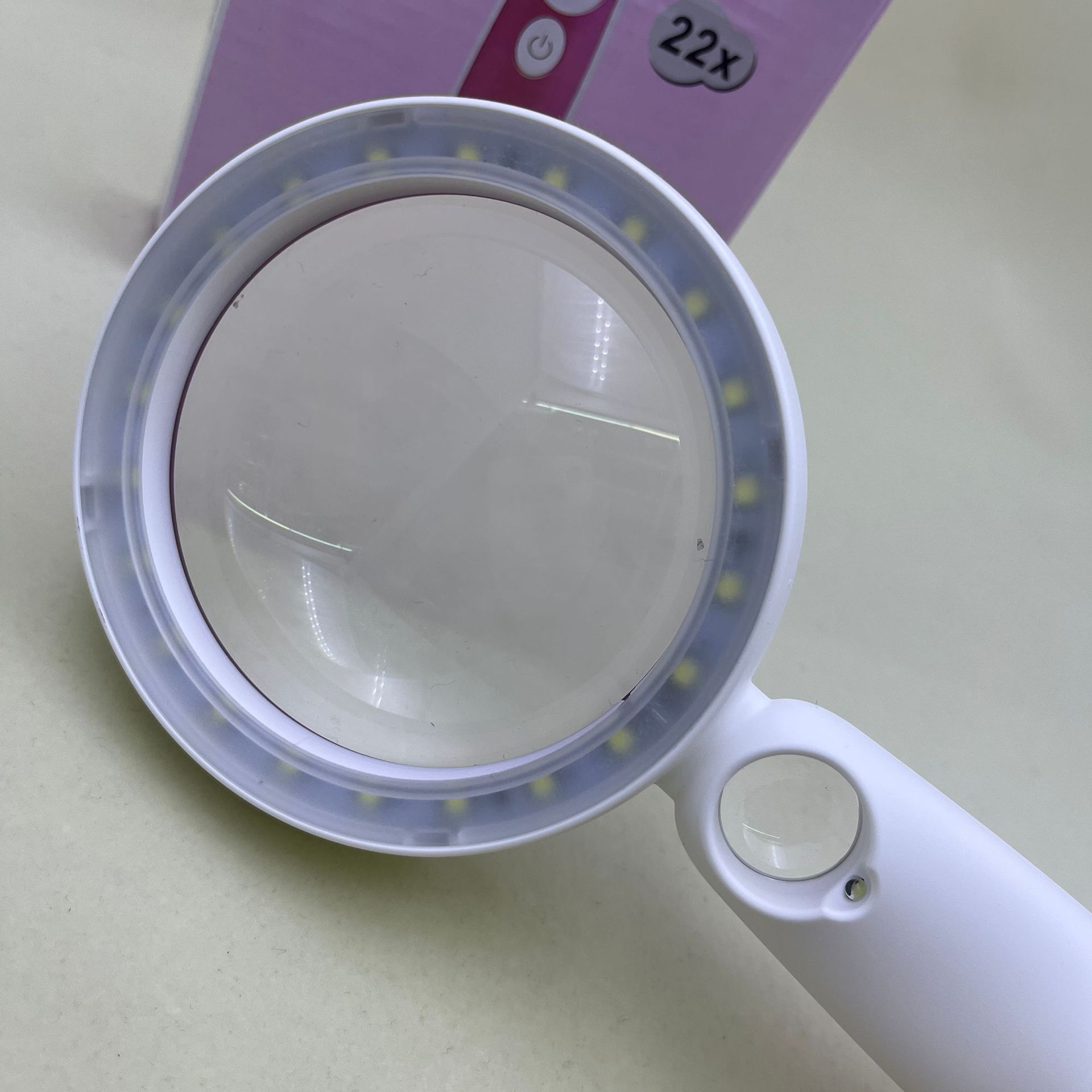 The new Amazon bestseller, a handheld high-definition rechargeable magnifying glass with 23 LED lights, is a reading magnifying glass for reading details Picture