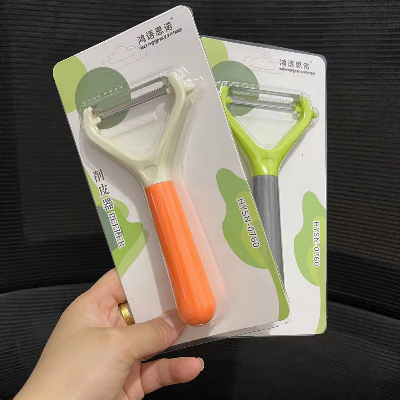 0760 Suction card peeler, plastic handle serrated peeler, fruit and melon peeler wholesale Application Scenario